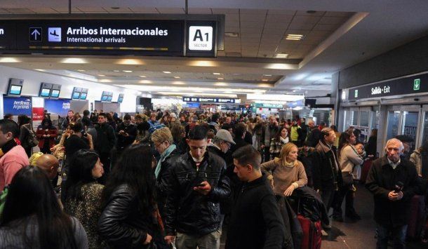 Evacúan a los pasajeros de la zona de mostradores<br>