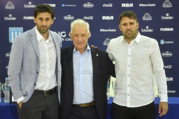 Diego Milito (secretario técnico), Víctor Blanco (presidente reelecto) y Chacho Coudet (director técnico)<br>