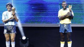 Las estatuas de Diego Armando Maradona y Edson Arantes do Nascimento Pelé Las estatuas de Diego Armando Maradona y Edson Arantes do Nascimento Pelé