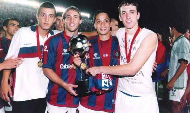 Mattiuzo, Zabaleta, Damián Luna y Gonzalo Rodríguez con la Copa Sudamericana 2002<br>