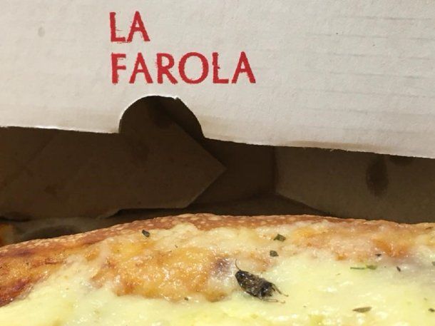 Encontraron una cucaracha en una pizza de La Farola - Credito: Faceook Rodrigo Ostan
