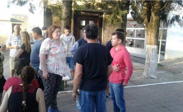 El intendente junto a los familiares del bebé fallecido. Foto: Roberto Gejena diario La Capital