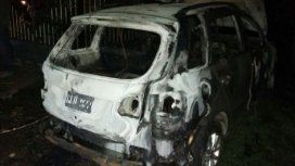 Prendió fuego su auto después de disparar a su pareja Prendió fuego su auto después de disparar a su pareja