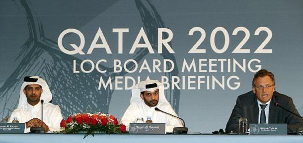 Hassan Al Thawadi (centro) encabezó la candidatura de Qatar para que sea sede de la Copa del Mundo en 2022