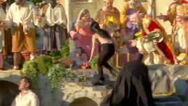 Una mujer en topless intentó robar al niño Jesús del pesebre del Vaticano Una mujer en topless intentó robar al niño Jesús del pesebre del Vaticano