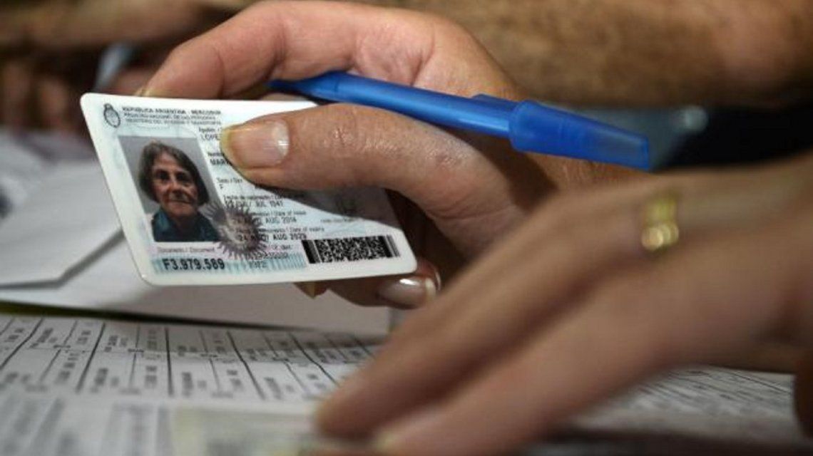 Eliminan la entrega a domicilio del DNI: ahora se retirarán sólo por ventanilla Eliminan la entrega a domicilio del DNI: ahora se retirarán sólo por ventanilla