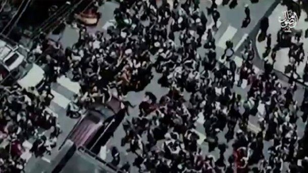 Una de las imágenes muestra a un vehículo arremetiendo contra un grupo de peatones