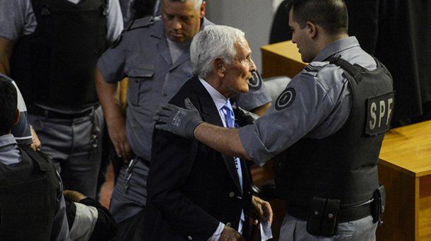 Miguel Etchecolatz cuando era detenido