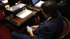 Esteban Bullrich googleando en plena sesión del Senado Esteban Bullrich googleando en plena sesión del Senado