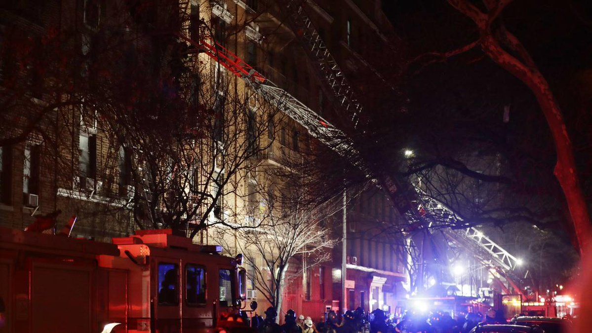 Impresionante incendio en un edificio de Nueva York: al menos 12