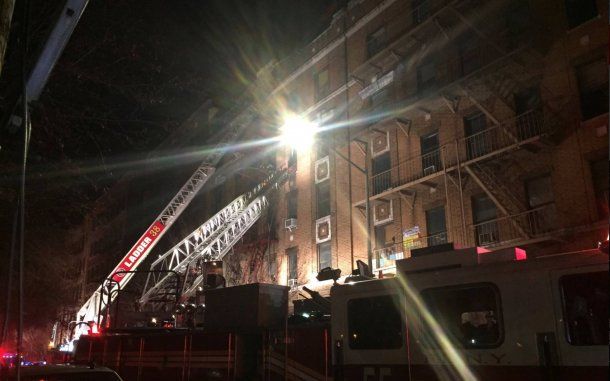 Bomberos trabajaron para evacuar a los damnificados<br>