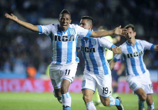Andrés Ibargüen celebra con Brian Mansilla y Augusto Solari uno de sus goles<br>