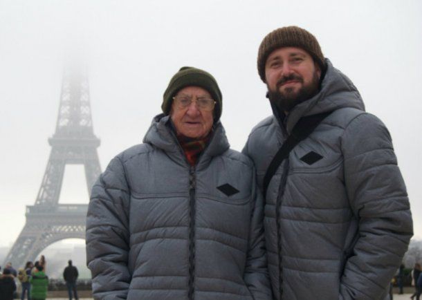 Antonio viaja con su nieto, Lluís, que es el responsable de su nueva pasión