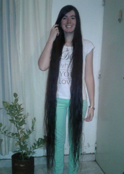 Abril Lorenzatti con el largo de su cabello hasta las pantorrillas<br>
