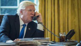 Donald Trump enojado hablando por teléfono Donald Trump enojado hablando por teléfono
