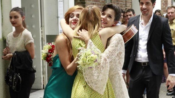 El abrazo de Florencia y Jazmín con la cantante que les regaló 