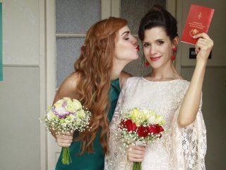 Recién casadas, Jazmín y Florencia con la libreta de matrimonio Recién casadas, Jazmín y Florencia con la libreta de matrimonio