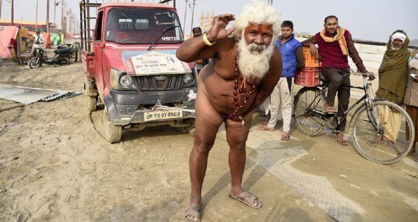 <p>El monje se somete a un doloroso ritual para demostrar su fuerza espiritual</p>