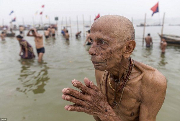 <p>Más de 200.000 personas se reunieron para bañarse en las aguas sagradas de Allahabad</p>