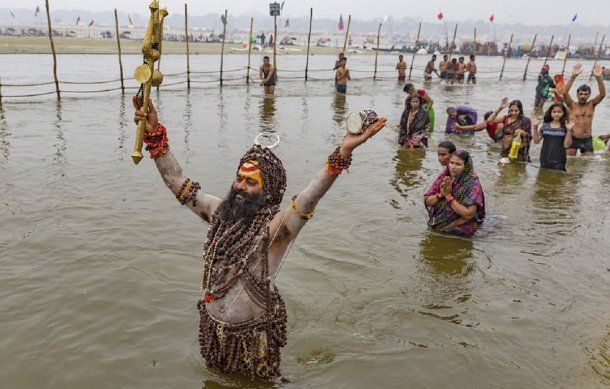 <p>Un sadhu reza luego de bañarse en las aguas sagradas</p>