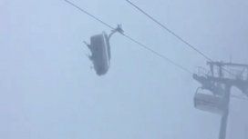 La pesadilla de dos esquiadores que quedaron atrapados en una aerosilla con fuertes vientos La pesadilla de dos esquiadores que quedaron atrapados en una aerosilla con fuertes vientos