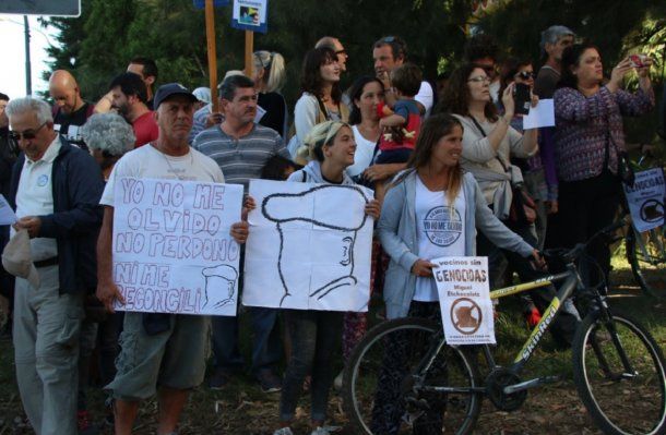 <div>Escrache a Etchecolatz en el bosque Perlata Ramos - Crédito: @FerRaverta</div>