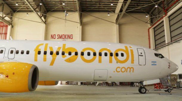 El avión de Flybondi llegará en un mes a la Argentina.