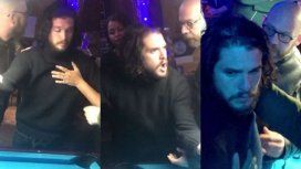 El papelón de Jon Snow en Nueva York: se emborrachó en un bar y lo echaron El papelón de Jon Snow en Nueva York: se emborrachó en un bar y lo echaron