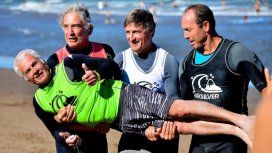 Así cuidan las otras leyendas a Sandy Errecaborde, el más veterano del torneo con 71 años (foto: Maxi Bendahan) Así cuidan las otras leyendas a Sandy Errecaborde, el más veterano del torneo con 71 años (foto: Maxi Bendahan)
