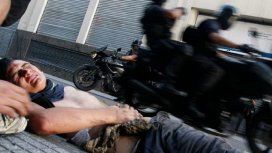 Policía atropelló a indigente durante la represión en el Congreso. Policía atropelló a indigente durante la represión en el Congreso.