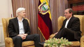 Assange en una reunión con el canciller ecuatoriano Ricardo Patiño en 2013 Assange en una reunión con el canciller ecuatoriano Ricardo Patiño en 2013