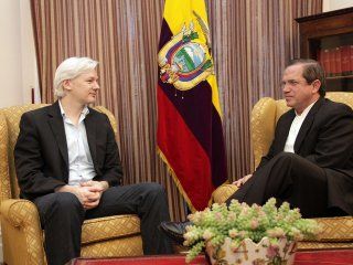 Assange en una reunión con el canciller ecuatoriano Ricardo Patiño en 2013 Assange en una reunión con el canciller ecuatoriano Ricardo Patiño en 2013