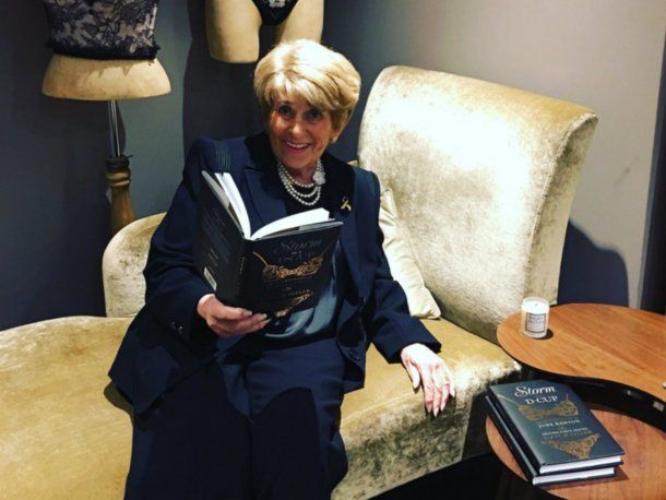 June Kenton perdió el sello real por su indiscreción