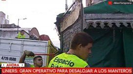 Así trabaja el personal de la Ciudad para desalojar a los manteros Así trabaja el personal de la Ciudad para desalojar a los manteros
