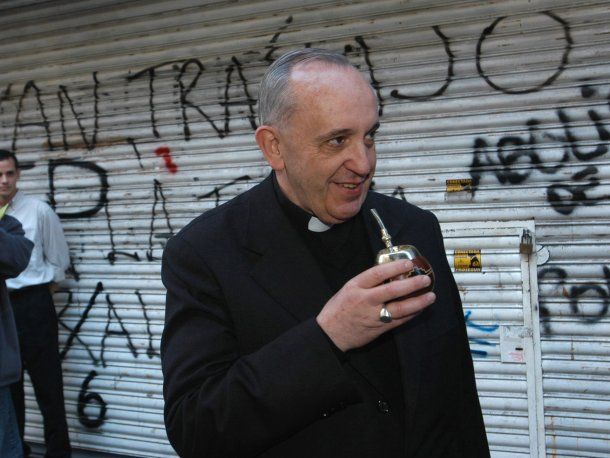 El Padre Jorge Mario Bergoglio, antes de ser el Papa Francisco, tomando mate<br>