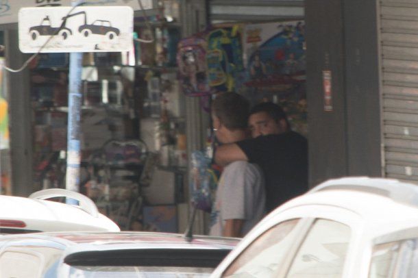 El atacante mantuvo cautivo al dueño de la juguetería y un empleado.