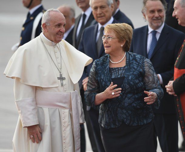 La presidenta chilena Michelle Bachelet recibe al papa Francisco en el aeropuerto Arturo Merino Benítez en Santiago.