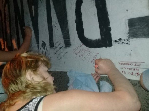 Vecinos firmaban la bandera que colgarà de un puente de Gualeguaychú<br>