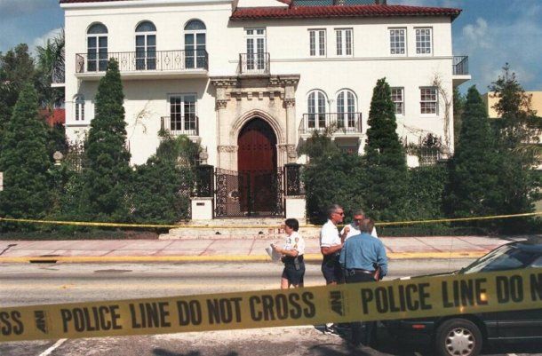 El modisto Gianni Versace fue asesinado en la puerta de su mansión.<br>