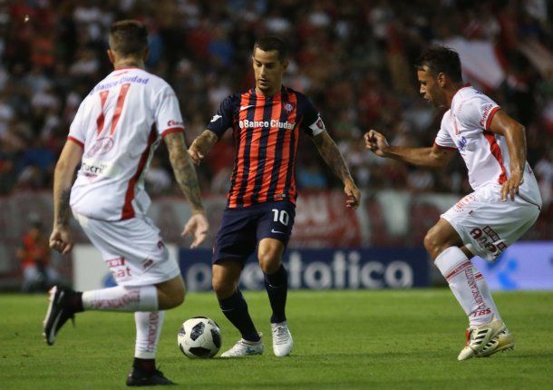 Leandro Romagnoli encara ante la marca de dos hombres de Huracán<br>