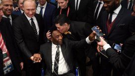 Maradona besa al astro brasileño durante su último encuentro en Rusia Maradona besa al astro brasileño durante su último encuentro en Rusia