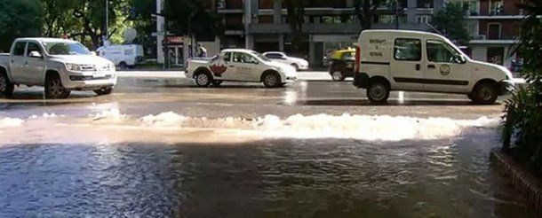 Libertador inundada por un caño roto - Crédito: @RED92cadadiamas