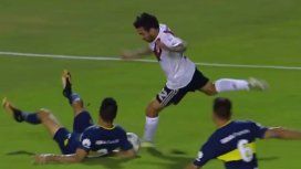 Scocco encaraba y la pelota le pega en la mano a Goltz Scocco encaraba y la pelota le pega en la mano a Goltz