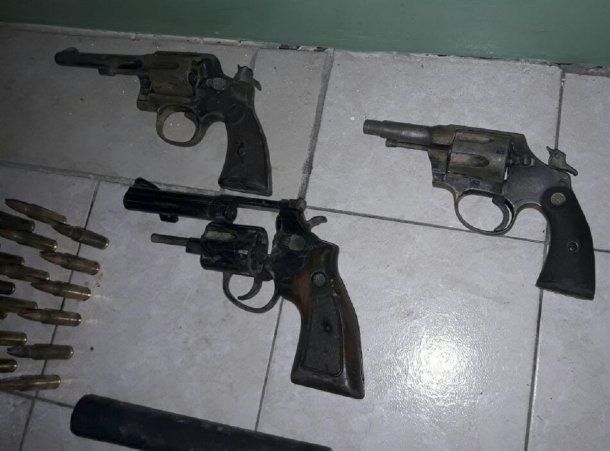 Algunas de las armas encontradas en Monte Hermoso<br>
