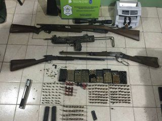 Armas largas y una máquina de contar dinero Armas largas y una máquina de contar dinero