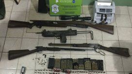 Armas largas y una máquina de contar dinero Armas largas y una máquina de contar dinero