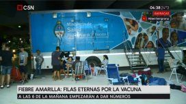 Familias pasan la noche esperando la vacuna Familias pasan la noche esperando la vacuna