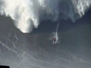 video: un surfista logro dominar la ola mas grande del mundo y podria entrar al guinness video: un surfista logro dominar la ola mas grande del mundo y podria entrar al guinness