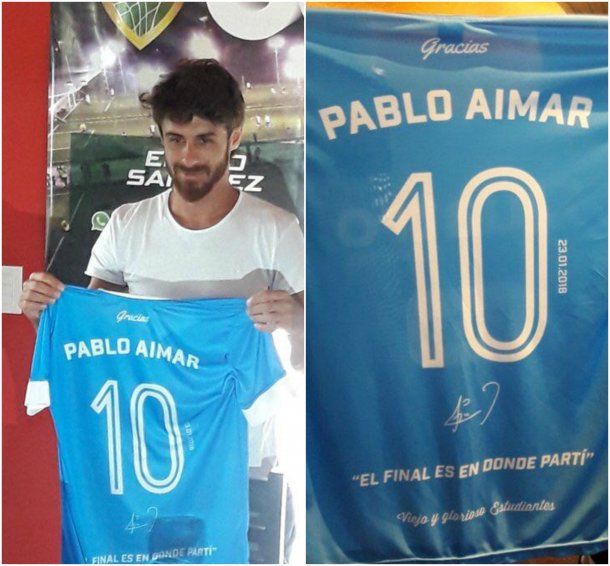 Pablo Aimar con la camiseta que usó en su despedida<br>