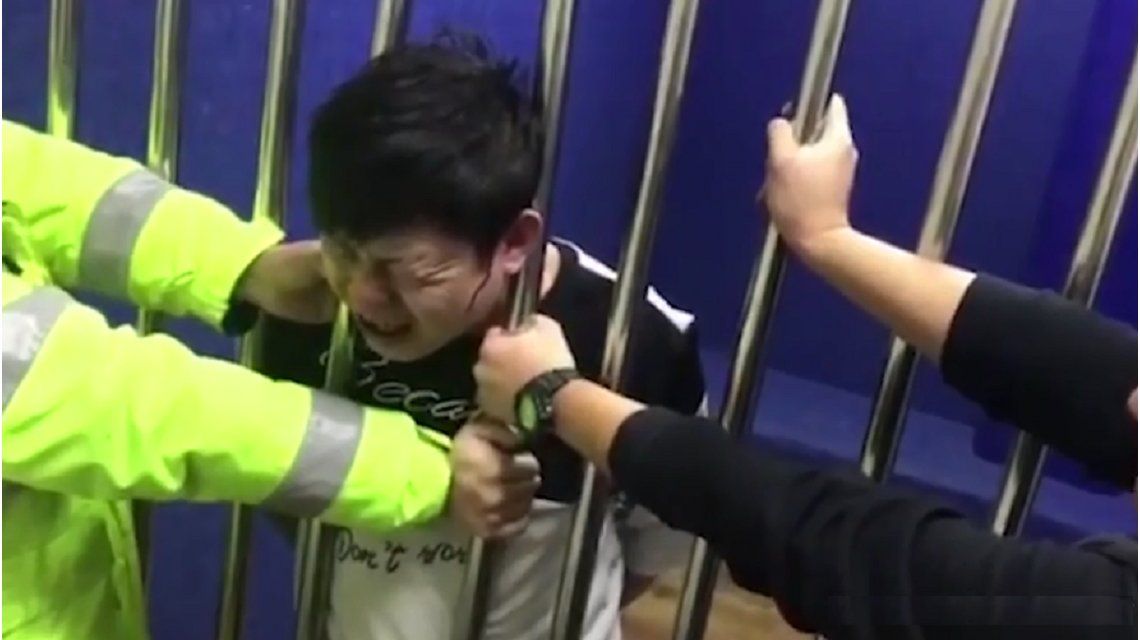 Un prisionero chino se emborrachó y quedó atascado entre los barrotes de su celda